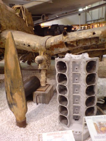 enginecrankcasecastingandwoodenpropellorblade.jpg