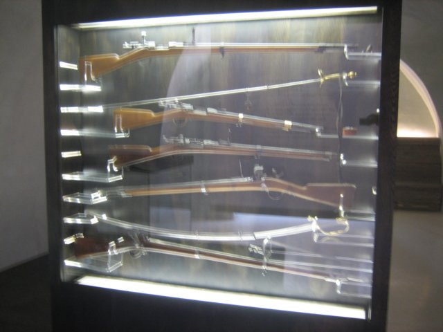 displaycaseoffrenchweapons.jpg