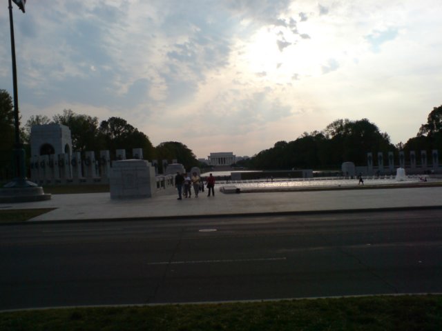 wwiimemorialandlincolnmemorialwithreflectingpool.jpg